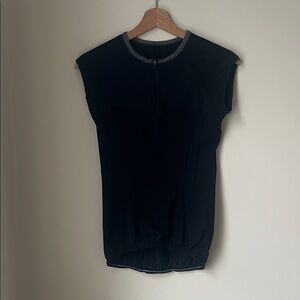 Lululemon women’s Black bike top tee with pockets Small